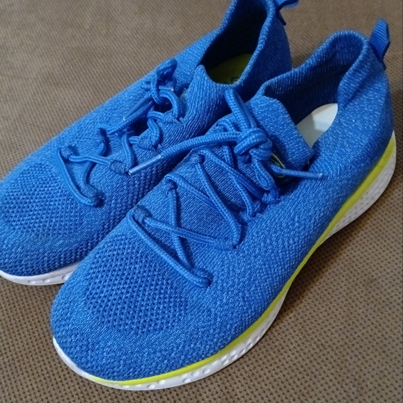 Euc Athletic Shoes sz5 Boys - Picture 1 of 4